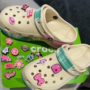 Crocs classic platform ombré clog in “vanilla/multi” size 7, Jibbitz collection